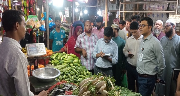 টাস্কফোর্সের অভিযান: চাঁদপুরে ৫ প্রতিষ্ঠানকে জরিমানা