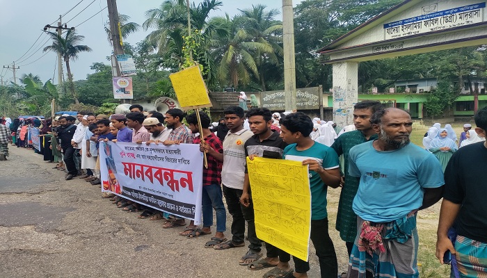 লক্ষ্মীপুরে গৃহবধূকে হত্যাকারীদের শাস্তির দাবিতে  মানববন্ধন