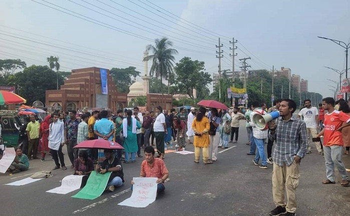 পুলিশের গুলিতে শ্রমিক নিহতের প্রতিবাদে ঢাকা-আরিচা মহাসড়ক অবরোধ