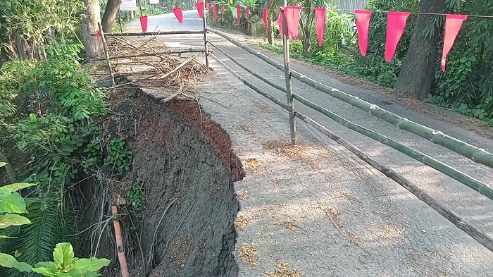 হাটগোপালপুর-শৈলকুপা সড়কের একাংশ নদীর গর্ভে!