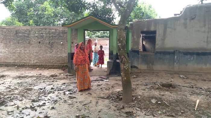 জয়পুরহাটে বাড়িতে হামলা করে গরু চুরির অভিযোগ