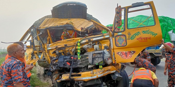 টাঙ্গাইলে ট্রাক-কাভার্ডভ্যান মুখোমুখি সংঘর্ষে নিহত ২