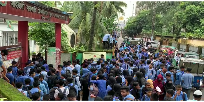 নোয়াখালীতে অধ্যক্ষের অপসারণ দাবিতে শিক্ষার্থীদের সড়ক অবরোধ