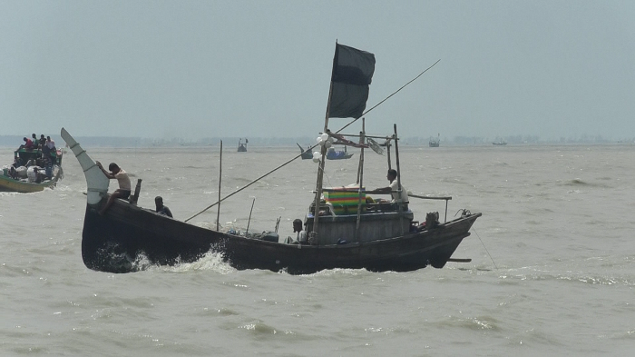 ঘূর্ণিঝড় ‘দানা’: হাতিয়ার সঙ্গে সারা দেশের নৌ যোগাযোগ বন্ধ