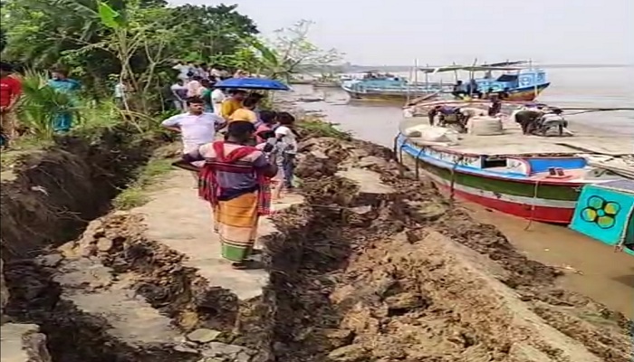 পদ্মায় তীব্র ভাঙন: হুমকিতে বসতবাড়ি, শিক্ষা প্রতিষ্ঠান ও মহাসড়ক