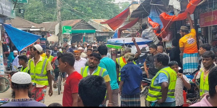 লক্ষ্মীপুর শহরে ফুটপাত দখলমুক্ত করতে অভিযান