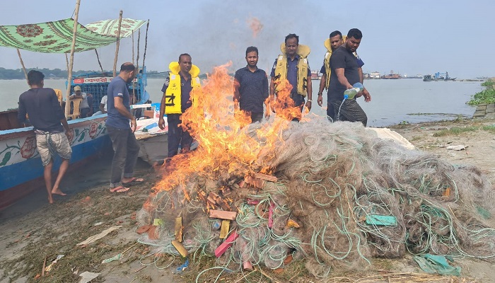 ইলিশ রক্ষা অভিযান: মাদারীপুরে পদ্মা নদী থেকে ৮২ হাজার মিটার জাল জব্দ