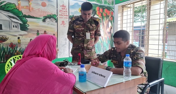 টাঙ্গাইলে বিনামূল্যে সেনাবাহিনীর মেডিক্যাল ক্যাম্পেইন