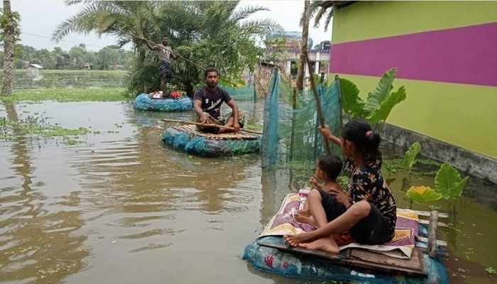 সাতক্ষীরার দুর্গত এলাকায় যাতায়াতে একমাত্র ভরসা ভেলা