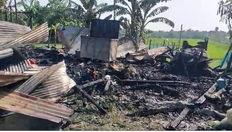 আগুনে পুড়ে ছাই দিনমজুর গোলামের বাড়ি, খোলা আকাশের নিচে অবস্থান