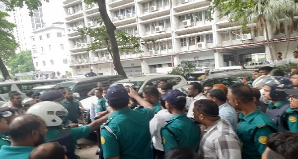 সচিবালয়ে ঢুকে বিক্ষোভ: সেনা-পুলিশের ধাওয়ায় ছত্রভঙ্গ শিক্ষার্থীরা