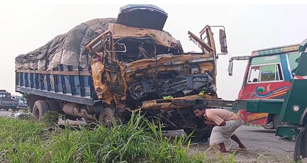 টাঙ্গাইলে ট্রাক-কাভার্ডভ্যানের মুখোমুখি সংঘর্ষে নিহত ২