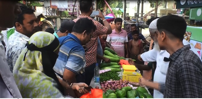 সাতক্ষীরায় বিনা লাভের দোকান, কম দামে পেয়ে খুশি ক্রেতা