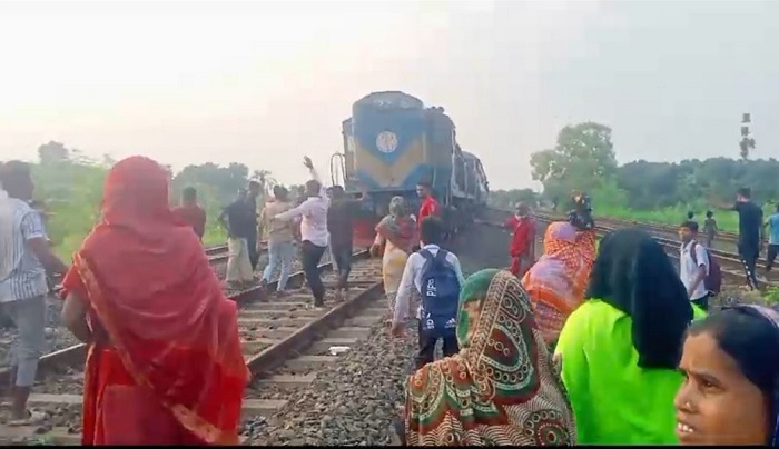 ট্রেন অবরোধ করে রেলগেট নির্মানের দাবি গ্রামবাসীর