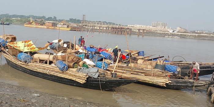 ঋণের বোঝা মাথায় নিয়ে জেলেদের সমুদ্রযাত্রা