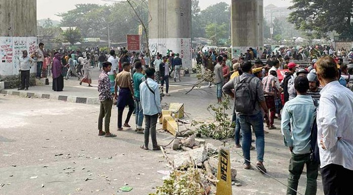 আগারগাঁওয়ে ব্যাটারিচালিত রিকশাচালকদের সড়ক অবরোধ