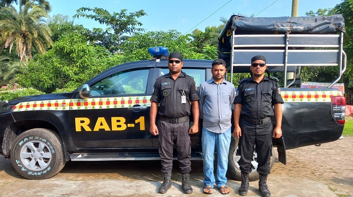 শ্রীপুরে স্ত্রীর পরকিয়া প্রেমিককে কুপিয়ে হত্যা, প্রধান আসামী গ্রেফতার