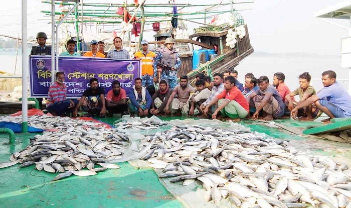 বাগেরহাটে সাড়ে ১৮০ মন জাটকাসহ ১০ জেলে আটক