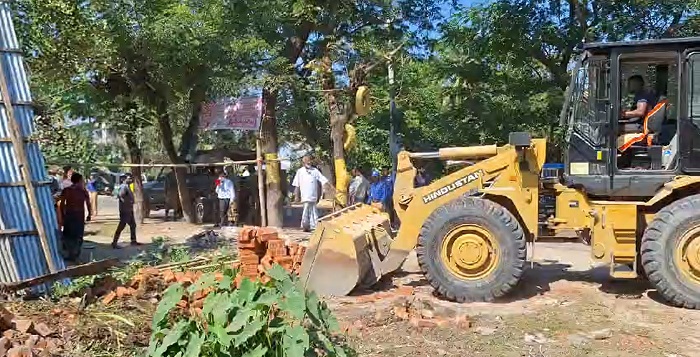 চাঁদপুর-কুমিল্লা আঞ্চলিক সড়কে অবৈধ স্থাপনা উচ্ছেদ