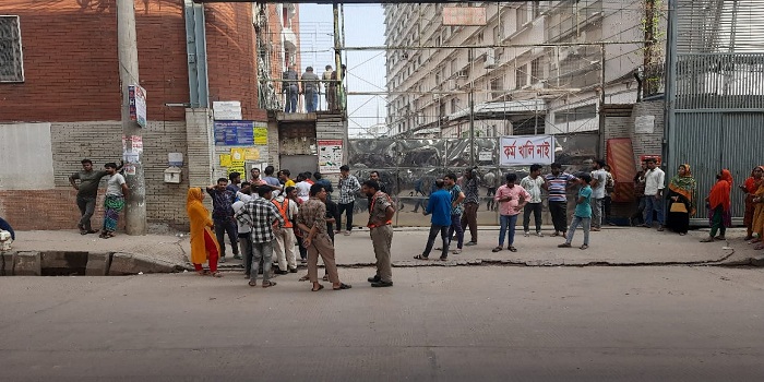 গাজীপুরে পোশাক শ্রমিকদের বিভিন্ন দাবীতে শান্তিপূর্ণ কর্মবিরতি