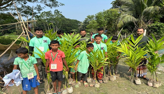 লক্ষ্মীপুরে স্বেচ্ছাসেবীদের ৭ শতাধিক গাছের চারা রোপন