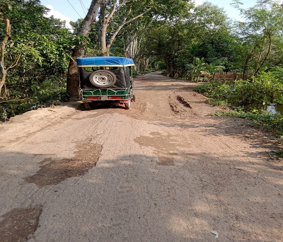 লালপুরে রাস্তা ভেঙে যাওয়ায় দুর্ভোগে ১০ গ্রামের মানুষ