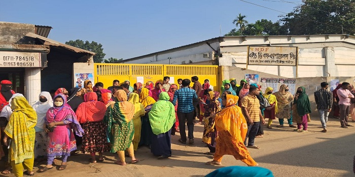 শ্রীপুরে পোশাক শ্রমিকদের আঞ্চলিক সড়ক অবরোধ করে বিক্ষোভ