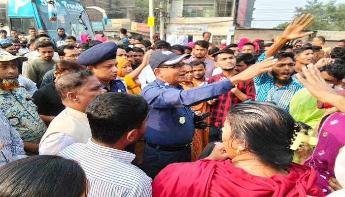 কারখানা খুলে দেওয়ার দাবিতে শ্রমিকদের মহাসড়ক অবরোধ