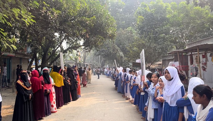 মানিকগঞ্জে প্রধান শিক্ষককে অপসারণের দাবিতে মানববন্ধন