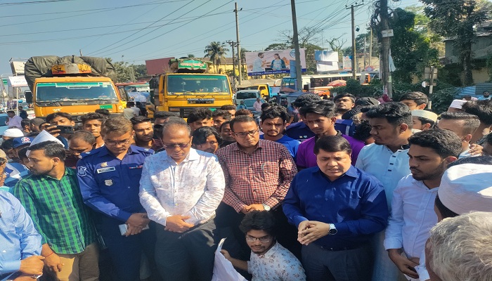 লক্ষ্মীপুরে প্রশাসনের আশ্বাসে অবরোধ তুলে নিলেন আন্দোলনকারীরা