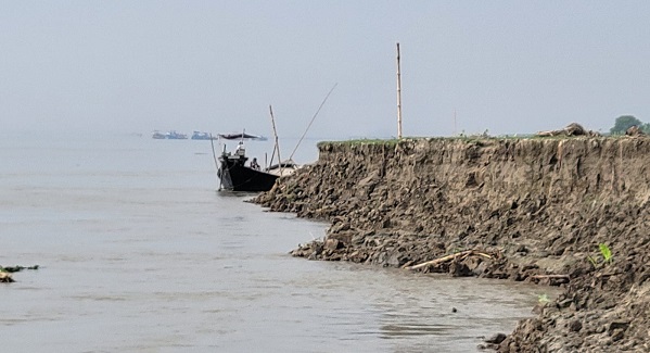 নদী ভাঙনের মধ্যেই পাবনার পদ্মায় আবারও বালু উত্তোলনের মহাকর্মযজ্ঞ