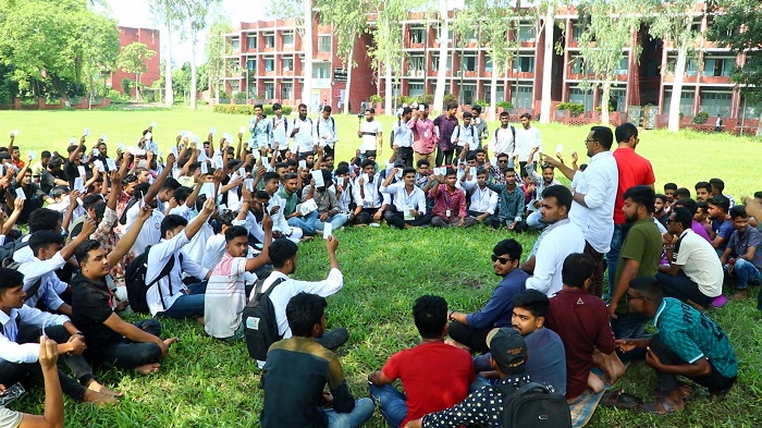 পাবনায় শিক্ষার্থীদের সাথে কেন্দ্রীয় ছাত্রদলের নেতাকর্মীদের মতবিনিময়