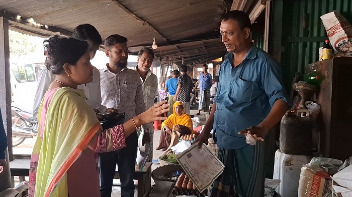 টাঙ্গাইলে নিষিদ্ধ পলিথিন ব্যবহার করায় ৬ ব্যবসায়িকে জরিমানা