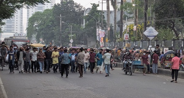 ট্রেনে পাথর মারার ঘটনায় ঢাকা কলেজ শিক্ষার্থীদের বিক্ষোভ