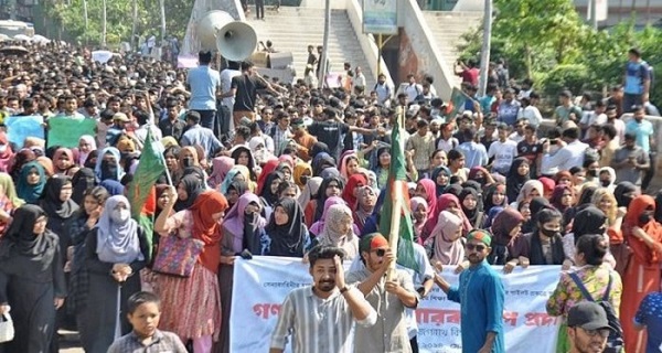 তিন দফা দাবিতে জবি শিক্ষার্থীদের শিক্ষাভবন ঘেরাও