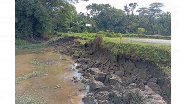 কচুয়ায় ড্রেজারে মাটি কাটায় মৎস্য প্রকল্পের পাড় ভাঙ্গার উপক্রম