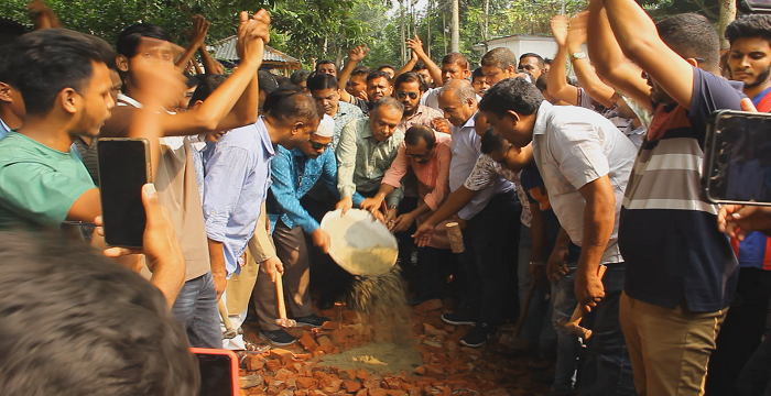 পাবনায় বিএনপি’র স্বেচ্ছাশ্রমে রাস্তা সংস্কার কাজ শুরু