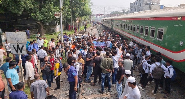 রাজবাড়ীতে রেলপথ আটকে ছাত্রদলের বিক্ষোভ