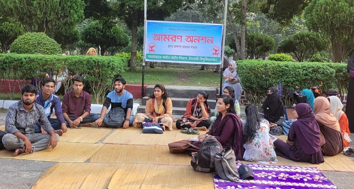 শ্রেণিকক্ষের দাবিতে আমরন অনশনে ইবির চারুকলা বিভাগের শিক্ষার্থীরা