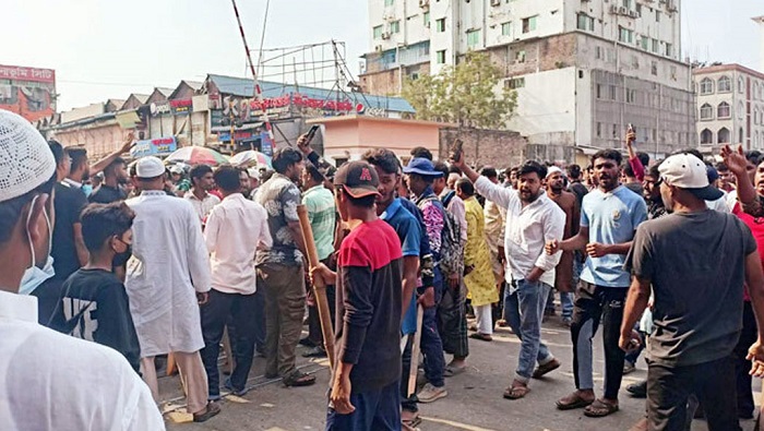 জুরাইনে পুলিশ-অটোরিকশা চালক সংঘর্ষ, ট্রেন চলাচল বন্ধ