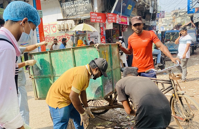 বাগেরহাট জেলা শহরের ময়লা পরিষ্কার করল ছাত্রদল