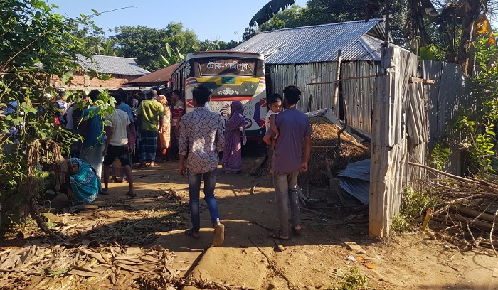 কাপাসিয়ায় বসত ঘরে যাত্রীবাহী বাস, ঘুমন্ত বৃদ্ধা নিহত