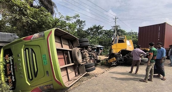 কুমিল্লায় বাস-ট্রাক-কাভার্ডভ্যানের ত্রিমুখী সংঘর্ষ, আহত ২০