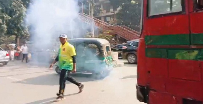 তিতুমীর কলেজের ফটকের সামনে ককটেল বিস্ফোরণ