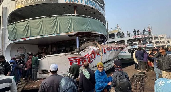 ঘন কুয়াশা: চাঁদপুরে দুই লঞ্চের মুখোমুখি সংঘর্ষ