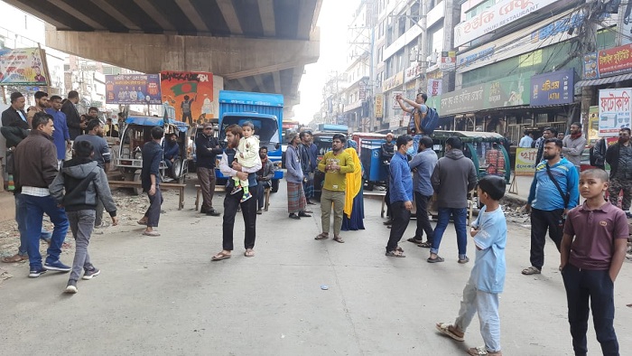 বন্ধ কারখানা খুলে দেওয়ার দাবিতে মহাসড়ক অবরোধ