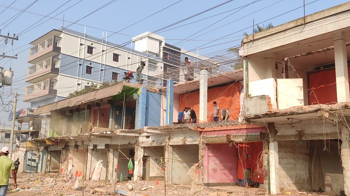 শাহরাস্তিতে উচ্ছেদ অভিযান, ভাঙা হচ্ছে বহুতল ভবন