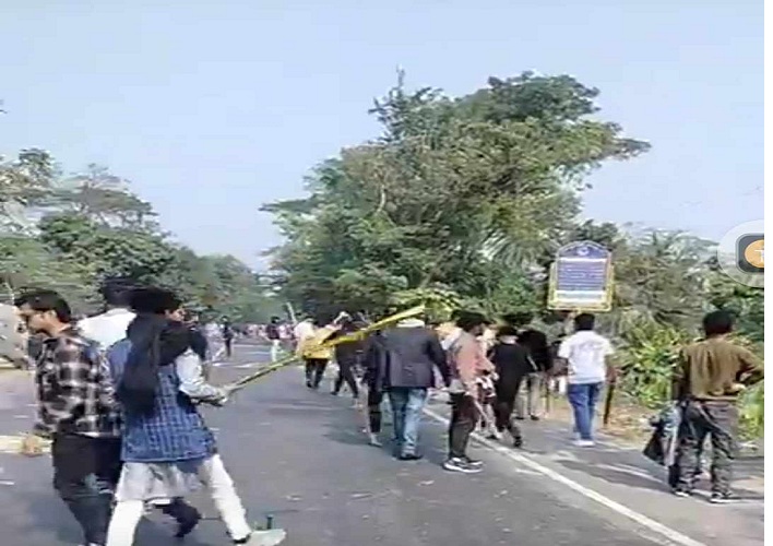 মোল্লাহাটে ঢাকামুখী শিক্ষার্থীদের বাসে হামলা, সংঘর্ষে রণক্ষেত্র