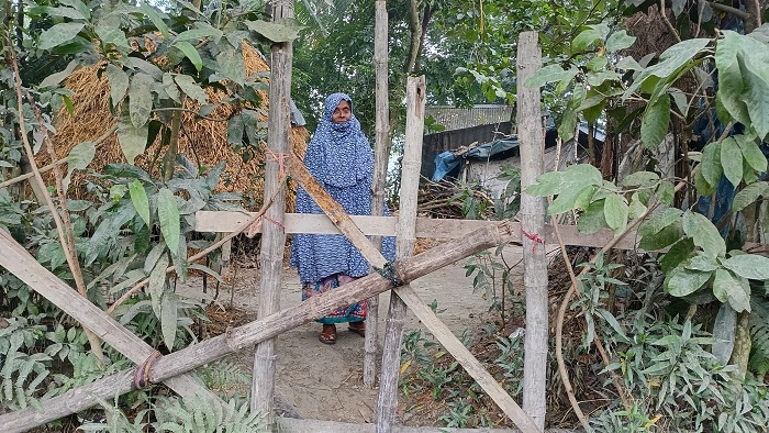 অসহায় বৃদ্ধাকে গৃহ বন্দীর অভিযোগ