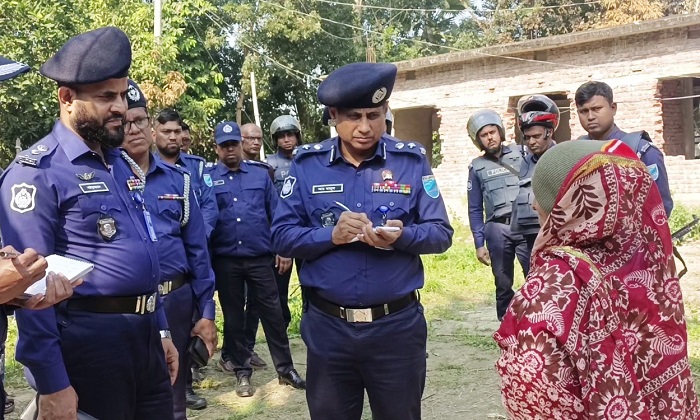 মাদারীপুরে তিন খুন: পুরুষ শুন্য এলাকা, তদন্তে পুলিশের উর্ধ্বতন কর্মকর্তারা